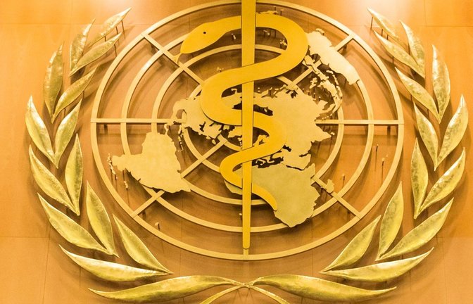 Das Logo der Weltgesundheitsorganisation (WHO) im europäischen Hauptquartier der Vereinten Nationen in Genf.<span class='image-autor'>Foto: Peter Klaunzer/KEYSTONE/dpa</span>