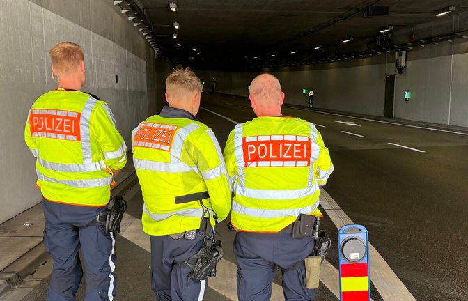 Polizisten der Motorradstaffel bei der Speedweek Anfang August im Rosensteintunnel bei einer Tempokontrolle.<span class='image-autor'>Foto: Erdem Gökalp</span>