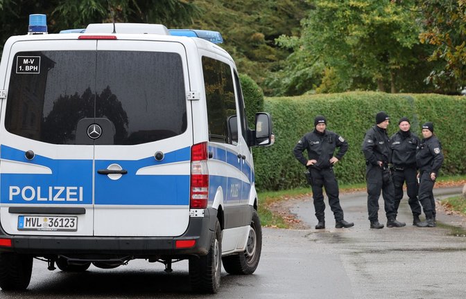 Die Polizei plant die Obduktion der Leiche des verstorbenen Jungen.<span class='image-autor'>Foto: Bernd Wüstneck/dpa</span>