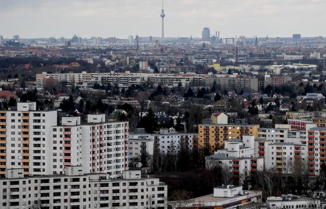 Die Hochhäuser der Gropiusstadt im Süden von Berlin. Die zwischen 1962 bis 1975 errichtete Großwohnsiedlung gilt als sozialer Brennpunkt.<span class='image-autor'>Foto: Britta Pedersen/dpa-Zentralbild/dpa</span>