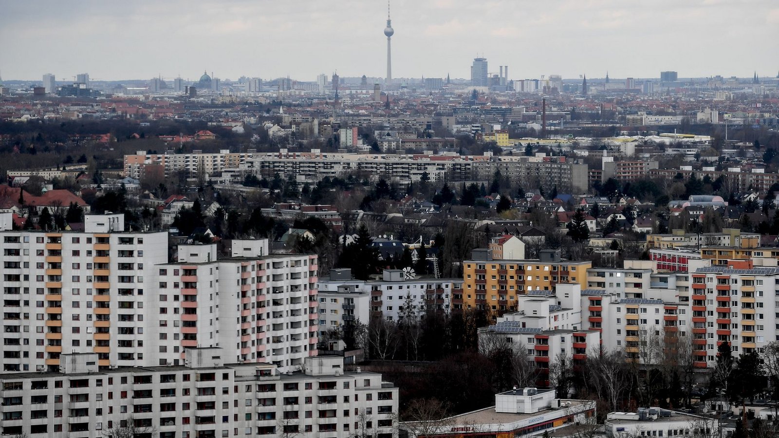 Die Hochhäuser der Gropiusstadt im Süden von Berlin. Die zwischen 1962 bis 1975 errichtete Großwohnsiedlung gilt als sozialer Brennpunkt.Foto: Britta Pedersen/dpa-Zentralbild/dpa