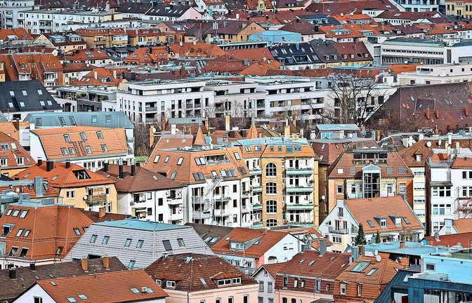 In dicht besiedelten Gebieten wie der Stuttgarter Innenstadt müssen Bewohner von Mehrfamilienhäusern ohne großen Hof oder Garten sich tendenziell nicht vor einer saftigen Grundsteuererhöhung fürchten.<span class='image-autor'>Foto: dpa/Marijan Murat</span>