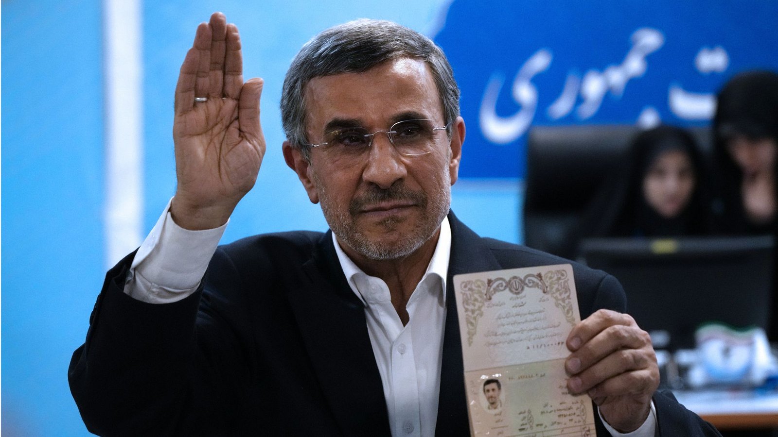 Irans ehemaliger Präsident Mahmud Ahmadinedschad zeigt den Medien seinen Ausweis, als er im Innenministerium ankommt, um sich als Kandidat für die Präsidentschaftswahlen zu registrieren.Foto: Vahid Salemi/AP/dpa/Vahid Salemi Irans ehemaliger Präsident Mahmud Ahmadinedschad zeigt den Medien seinen Ausweis, als er im Innenministerium ankommt, um sich als Kandidat für die Präsidentschaftswahlen zu registrieren.Foto: Vahid Salemi/AP/dpa/Vahid Salemi