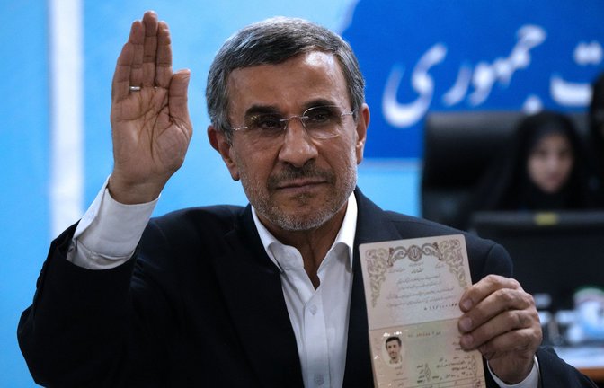 Irans ehemaliger Präsident Mahmud Ahmadinedschad zeigt den Medien seinen Ausweis, als er im Innenministerium ankommt, um sich als Kandidat für die Präsidentschaftswahlen zu registrieren.<span class='image-autor'>Foto: Vahid Salemi/AP/dpa/Vahid Salemi</span>