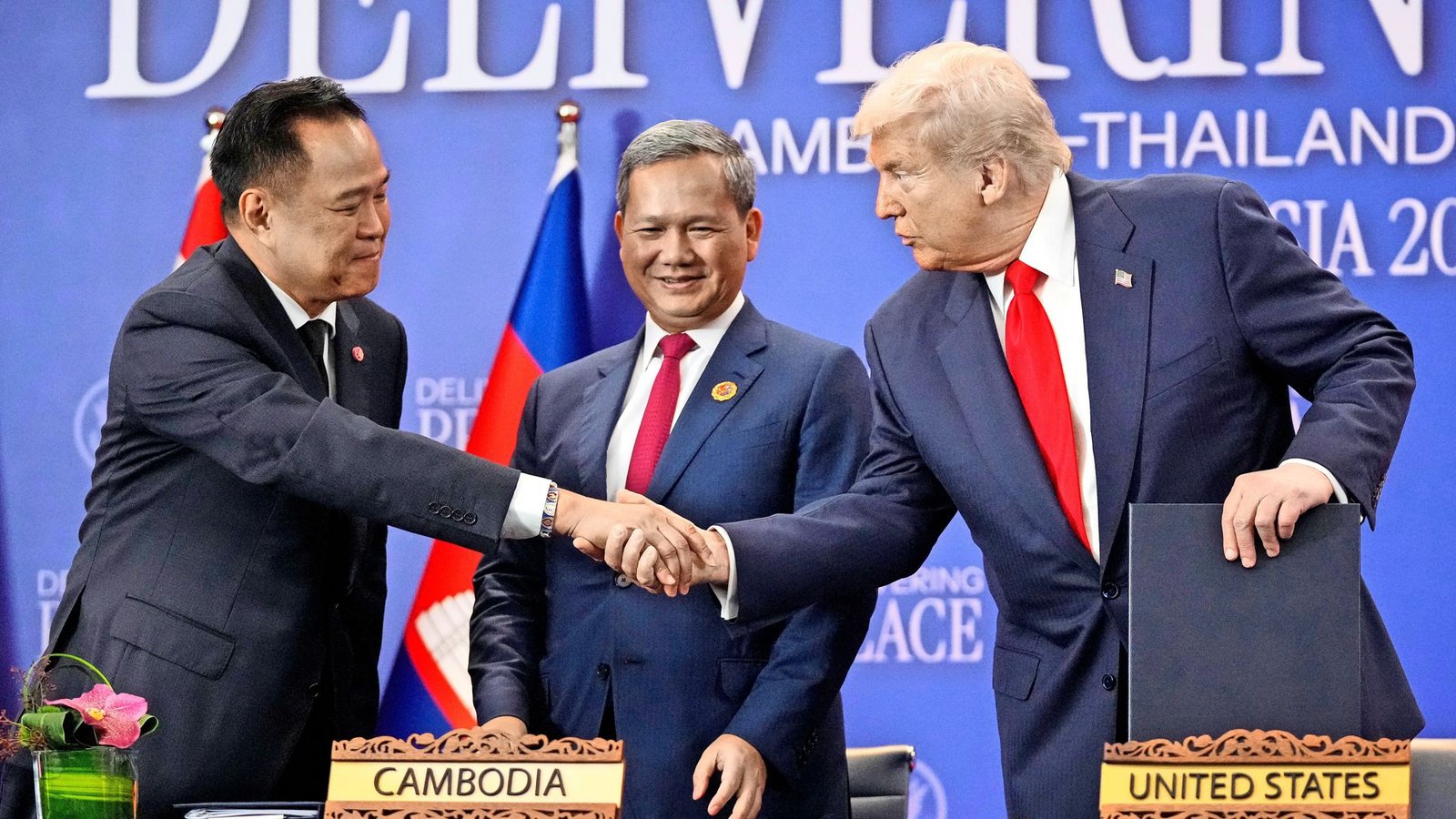 US-Präsident Donald Trump (r), der thailändische Premierminister Anutin Charnvirakul (l) und der kambodschanische Premierminister Hun Manet. (Archvivbild)Foto: AP/dpa/Mark Schiefelbein US-Präsident Donald Trump (r), der thailändische Premierminister Anutin Charnvirakul (l) und der kambodschanische Premierminister Hun Manet. (Archvivbild)Foto: AP/dpa/Mark Schiefelbein