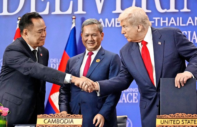 US-Präsident Donald Trump (r), der thailändische Premierminister Anutin Charnvirakul (l) und der kambodschanische Premierminister Hun Manet. (Archvivbild)<span class='image-autor'>Foto: AP/dpa/Mark Schiefelbein</span>