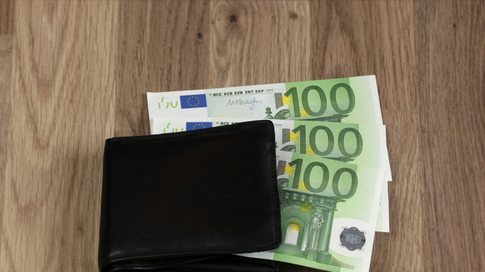 Auch Rentner müssen die 300 € versteuern.Foto: i-am-helen / shutterstock.com Auch Rentner müssen die 300 € versteuern.Foto: i-am-helen / shutterstock.com