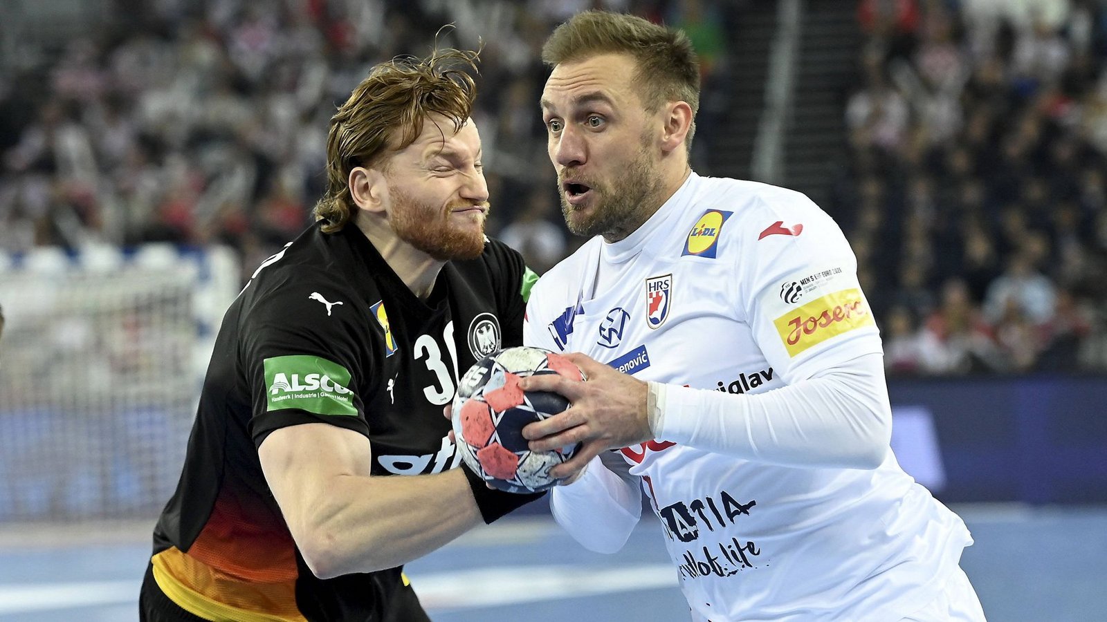 Abwehr: Tom Kieseler (li., gegen Kroatiens Luka Cindric), 24 Jahre, 4 Länderspiele, 0 Tore, VfL Gummersbach.Foto: IMAGO/HANZA MEDIA Abwehr: Tom Kieseler (li., gegen Kroatiens Luka Cindric), 24 Jahre, 4 Länderspiele, 0 Tore, VfL Gummersbach.Foto: IMAGO/HANZA MEDIA