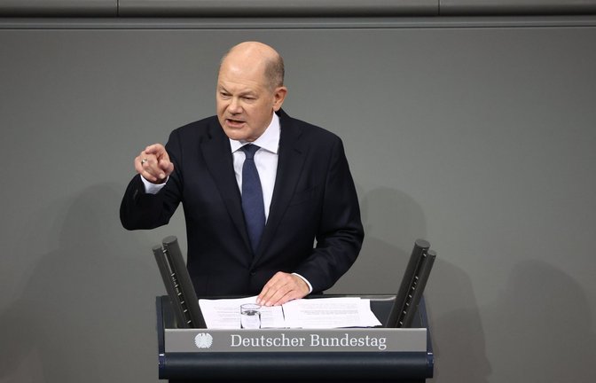 Bundeskanzler Olaf Scholz spricht zur Vertrauensfrage im Bundestag.<span class='image-autor'>Foto: dpa/Christoph Soeder</span>
