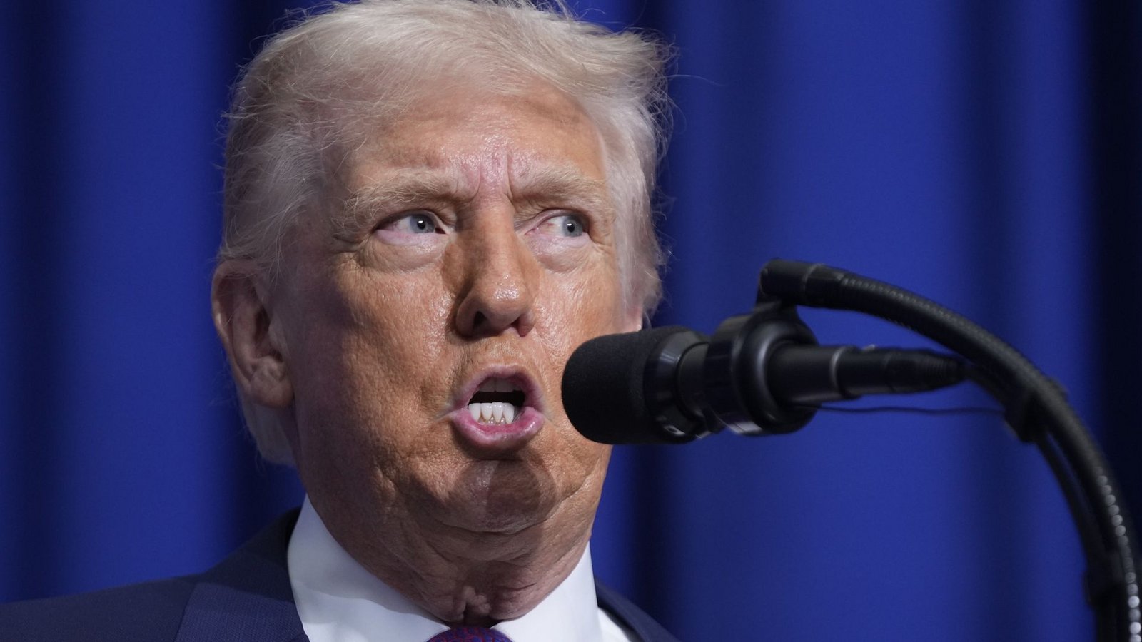 Donald Trump hat der iranischen Fußball-Nationalmannschaft den Verzicht auf die Teilnahme an der WM 2026 nahegelegt (Archivfoto).Foto: Mark Schiefelbein/AP/dpa/Mark Schiefelbein Donald Trump hat der iranischen Fußball-Nationalmannschaft den Verzicht auf die Teilnahme an der WM 2026 nahegelegt (Archivfoto).Foto: Mark Schiefelbein/AP/dpa/Mark Schiefelbein
