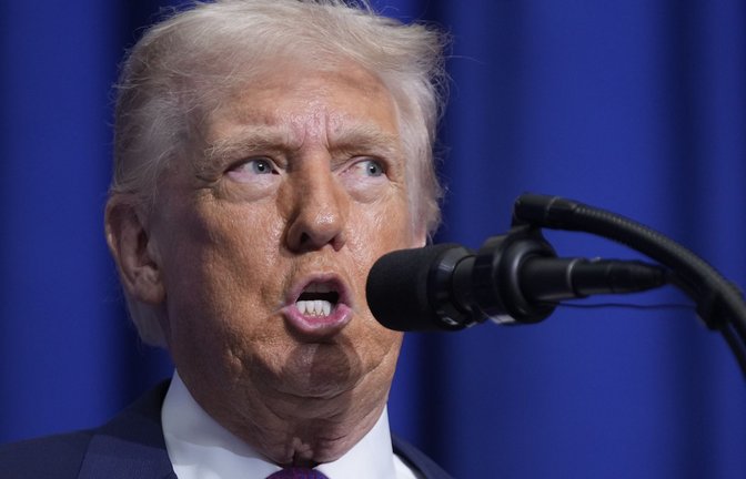 Donald Trump hat der iranischen Fußball-Nationalmannschaft den Verzicht auf die Teilnahme an der WM 2026 nahegelegt (Archivfoto).<span class='image-autor'>Foto: Mark Schiefelbein/AP/dpa/Mark Schiefelbein</span>
