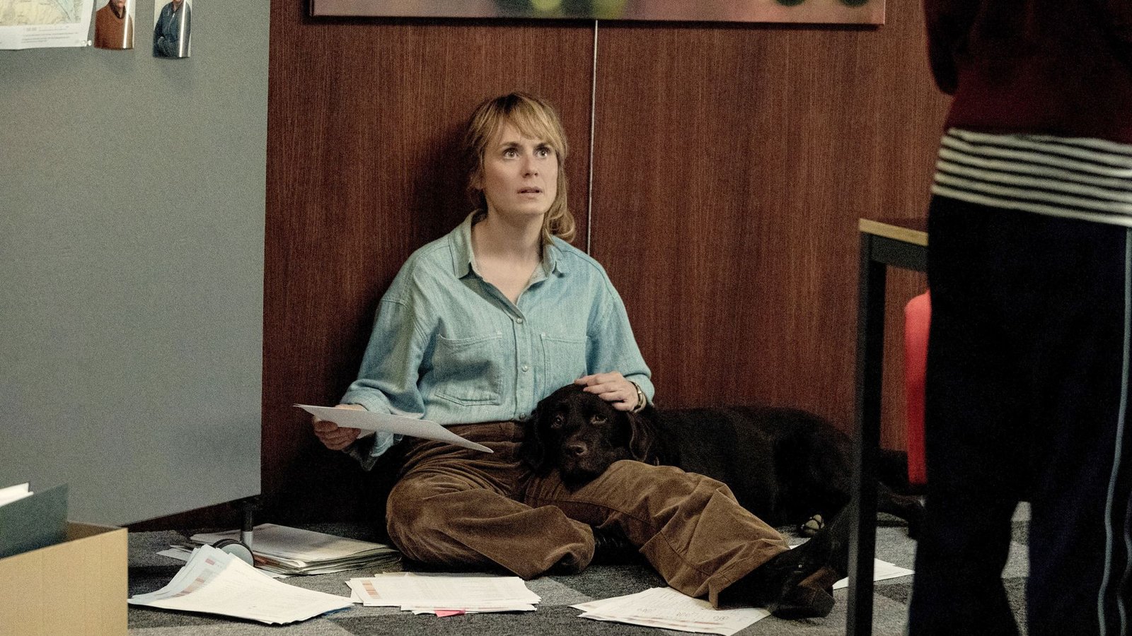 Auf den Hund gekommen: Isabelle Grandjean (Anna Pieri Zuercher) mit dem treuen Gefährten eines OpfersFoto: ARD Degeto Film/SRF/Sava Hlavace Auf den Hund gekommen: Isabelle Grandjean (Anna Pieri Zuercher) mit dem treuen Gefährten eines OpfersFoto: ARD Degeto Film/SRF/Sava Hlavace