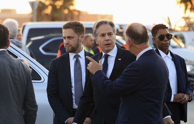 Der US-amerikanische  Außenminister Anthony Blinken (mitte) am Montag bei seiner Ankunft in Tel Aviv<span class='image-autor'>Foto: Matt Mohatt/Pool Reuters/AP/dpa/Matt Mohatt</span>