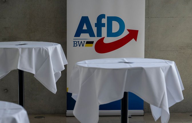 Linke Aktivisten haben AfD-Politikern im Vorfeld des Landesparteitags in Heidenheim im Hotel eine Protestbotschaft auf einem Drehteller serviert: ein Hakenkreuz, geformt aus veganem Hackfleisch. <span class='image-autor'>Foto: Stefan Puchner/dpa/Stefan Puchner</span>