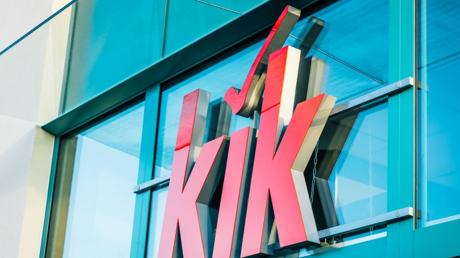 Der Textildiscounter reduziert sein Filialnetz in Europa und Deutschland. Erfahren Sie die Hintergründe und was das für Mitarbeiter bedeutet.Foto: Ingrid Balabanova / Shutterstock.com Der Textildiscounter reduziert sein Filialnetz in Europa und Deutschland. Erfahren Sie die Hintergründe und was das für Mitarbeiter bedeutet.Foto: Ingrid Balabanova / Shutterstock.com