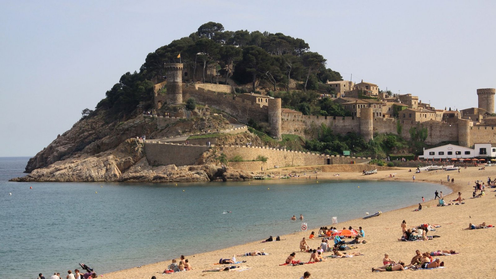 Während  die  spanische Costa Brava (hier ein Bild von Tossa de Mar) im Hochsommer ziemlich überlaufen ist, laden die romantische Altstadt und der lange Strand im Oktober bei viel weniger Touristen zur Erholung ein.Foto: M/nuel Meyer/dpa