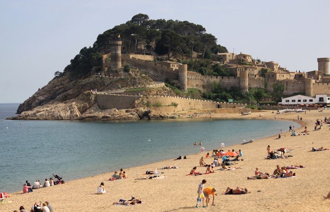 Während  die  spanische Costa Brava (hier ein Bild von Tossa de Mar) im Hochsommer ziemlich überlaufen ist, laden die romantische Altstadt und der lange Strand im Oktober bei viel weniger Touristen zur Erholung ein.<span class='image-autor'>Foto: M/nuel Meyer/dpa</span>