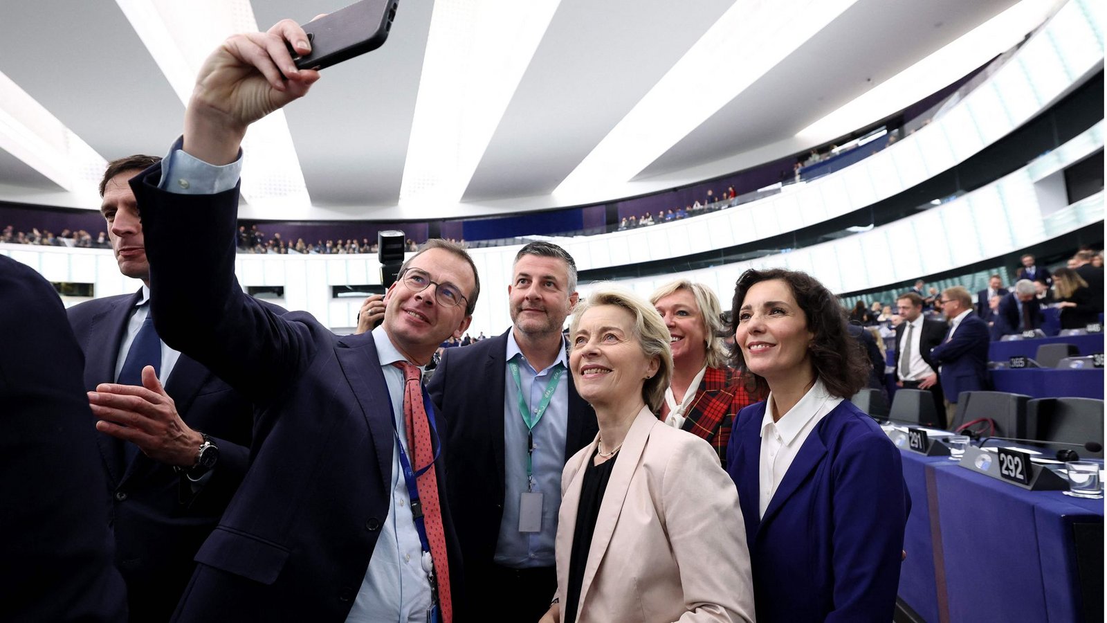 In der Pause zwischen den Abstimmungen kann die alte und neue EU-Kommissionschefin Ursula von der Leyen ihren Erfolg dann doch genießen.Foto: AFP/FREDERICK FLORIN
