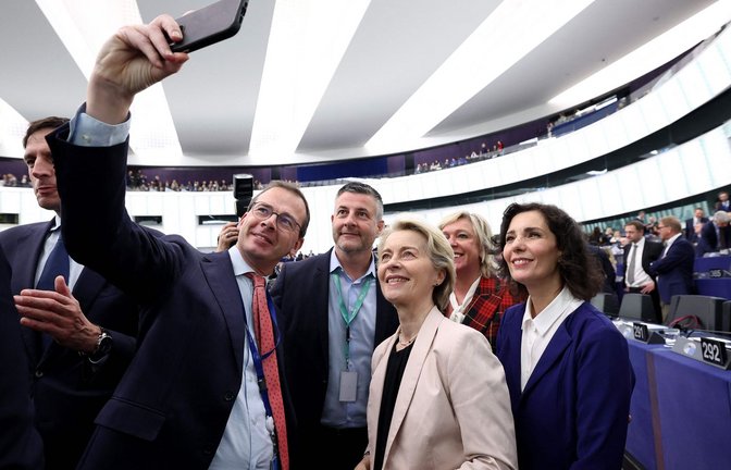 In der Pause zwischen den Abstimmungen kann die alte und neue EU-Kommissionschefin Ursula von der Leyen ihren Erfolg dann doch genießen.<span class='image-autor'>Foto: AFP/FREDERICK FLORIN</span>