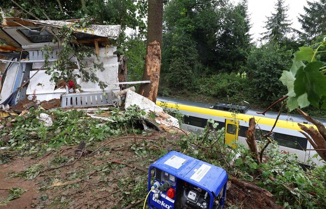 Ein Trümmerteil des Zugs wurde den Abhang hinauf geschleudert.<span class='image-autor'>Foto: AFP</span>