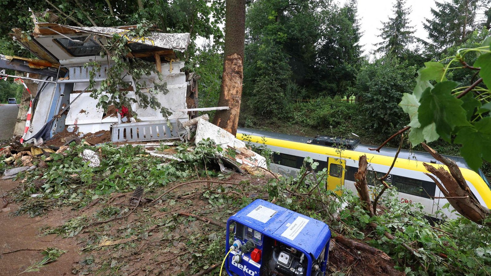 Ein Trümmerteil des Zugs wurde den Abhang hinauf geschleudert.Foto: AFP Ein Trümmerteil des Zugs wurde den Abhang hinauf geschleudert.Foto: AFP
