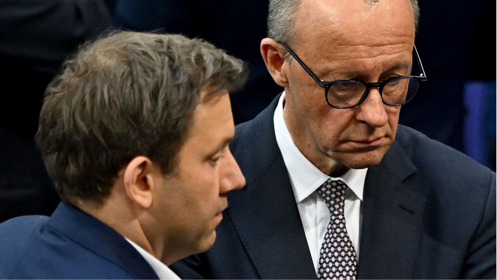 Zu einer Koalition zwischen Union und SPD gibt es keine Alternative. Hier SPD-Chef Lars Klingbeil und der CDU-Vorsitzende Friedrich Merz im Bundestag.Foto: AFP/RALF HIRSCHBERGER