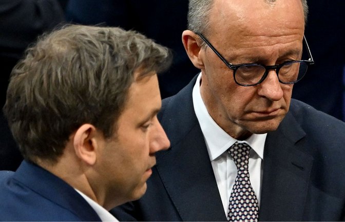 Zu einer Koalition zwischen Union und SPD gibt es keine Alternative. Hier SPD-Chef Lars Klingbeil und der CDU-Vorsitzende Friedrich Merz im Bundestag.<span class='image-autor'>Foto: AFP/RALF HIRSCHBERGER</span>