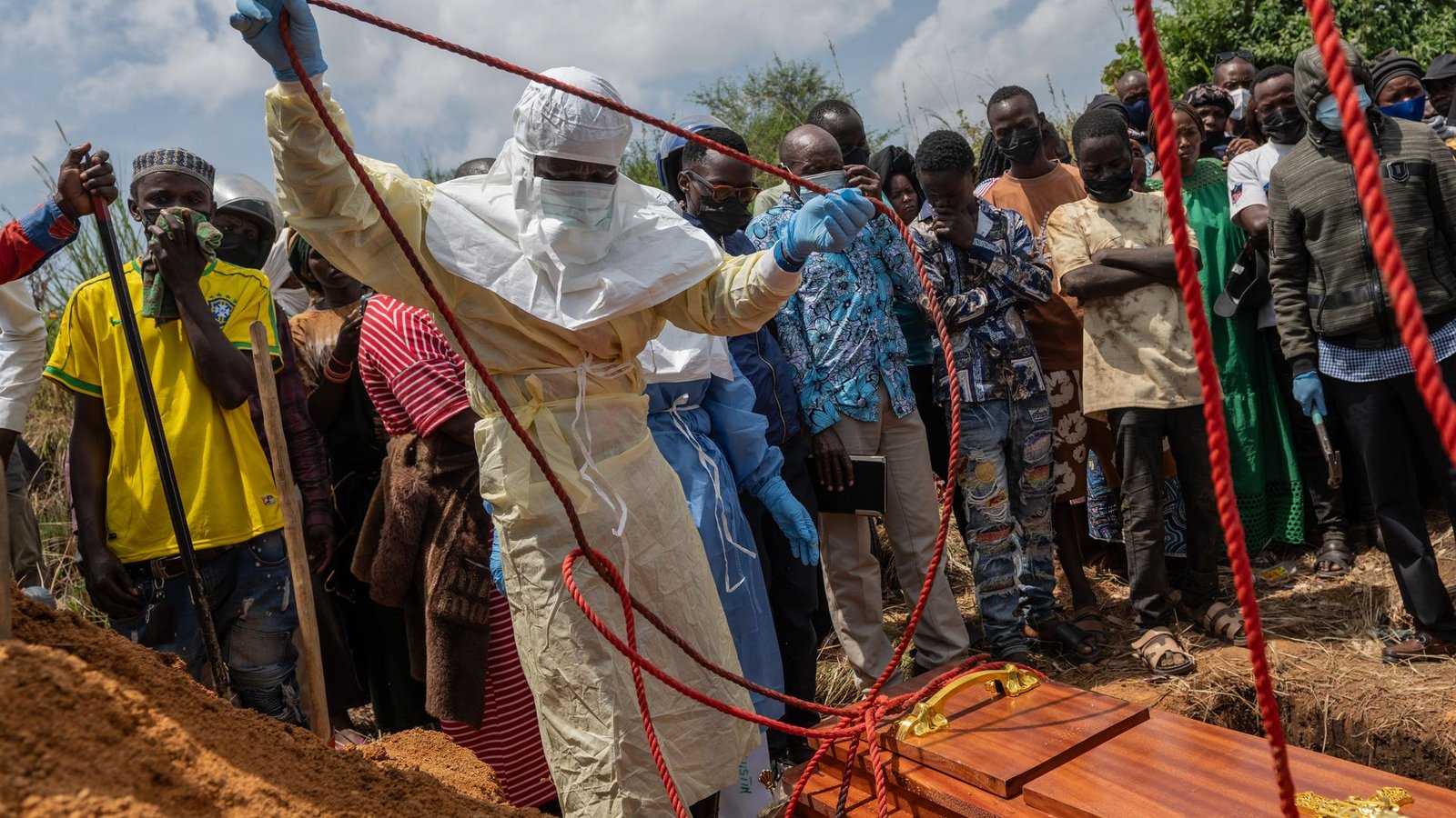 Anders als es die Tradition will, können Angehörige verstorbener Ebola-Patienten nicht am offenen Sarg Abschied nehmen. (Archivbild)Foto: Moses Sawasawa/AP/dpa