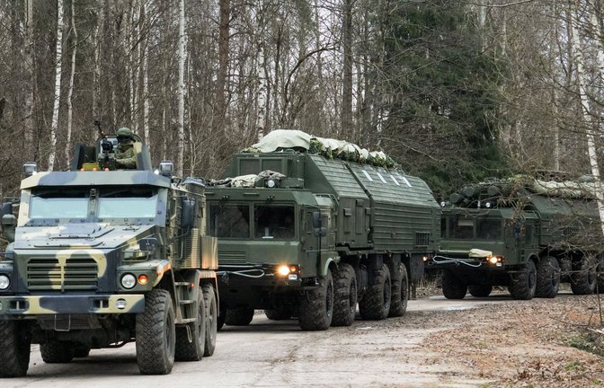 Auf diesem vom Pressedienst des russischen Verteidigungsministeriums am 29. Dezember 2025 zur Verfügung gestellten Bild ist ein russisches Oreschnik-Raketensystem während eines Trainings an einem ungenannten Ort in Belarus zu sehen. Die Rakete Oreschnik gilt als eine der neuesten Entwicklungen der russischen Waffentechnik. Sie ist prinzipiell fähig, Atomsprengköpfe zu tragen.<span class='image-autor'>Foto: Imago/ZUMA Press</span>