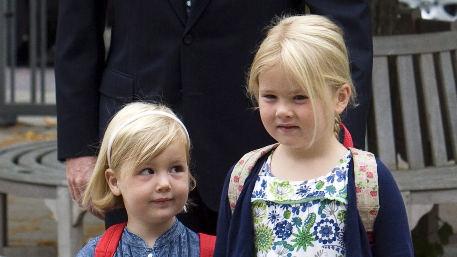 2009: An der Hand ihrer großen Schwester Amalia (r) macht sich Alexia auf zu ihrem ersten Schultag an der Bloemcampschool in Wassenaar.Foto: picture-alliance/ dpa | Lex_Van_Lieshout_/_Pool