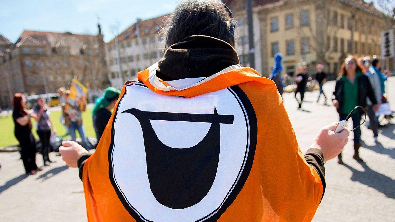 Michael Knödler von der Piratenpartei tanzt am 3. April 2015 auf dem Schlossplatz in Stuttgart auf einer von der Piratenpartei organisierten Versammlung gegen das Tanzverbot vor Ostern.Foto: dpa/Wolfram Kastl Michael Knödler von der Piratenpartei tanzt am 3. April 2015 auf dem Schlossplatz in Stuttgart auf einer von der Piratenpartei organisierten Versammlung gegen das Tanzverbot vor Ostern.Foto: dpa/Wolfram Kastl