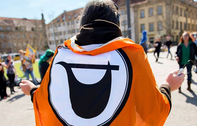 Michael Knödler von der Piratenpartei tanzt am 3. April 2015 auf dem Schlossplatz in Stuttgart auf einer von der Piratenpartei organisierten Versammlung gegen das Tanzverbot vor Ostern.<span class='image-autor'>Foto: dpa/Wolfram Kastl</span>