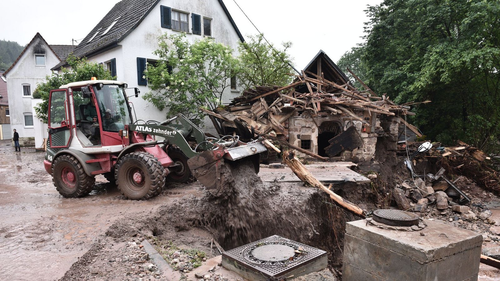 Zwischen Althütte und Rudersberg hat es eine Hangrutsche gegeben, auch umgestürzte Bäume erschweren die Durchfahrt in das vom Hochwasser stark getroffene Rudersberg.Foto: StZN/Phillip Weingand Zwischen Althütte und Rudersberg hat es eine Hangrutsche gegeben, auch umgestürzte Bäume erschweren die Durchfahrt in das vom Hochwasser stark getroffene Rudersberg.Foto: StZN/Phillip Weingand