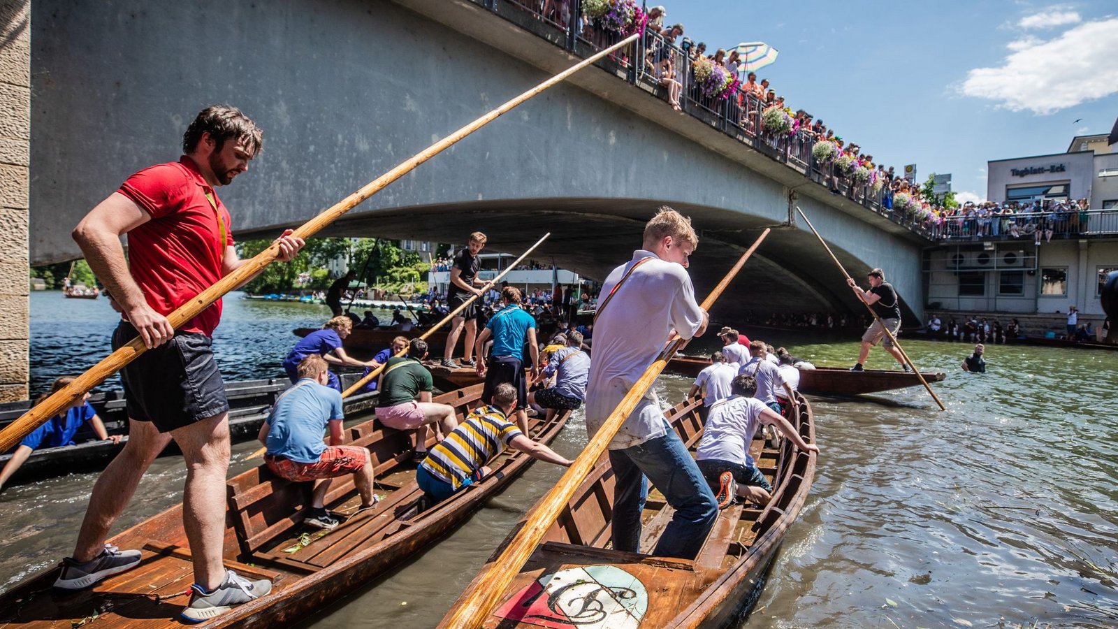 Die schweren Holzkähne in dem Wasser zu lenken, ist alles andere als einfach.Foto: dpa/Christoph Schmidt