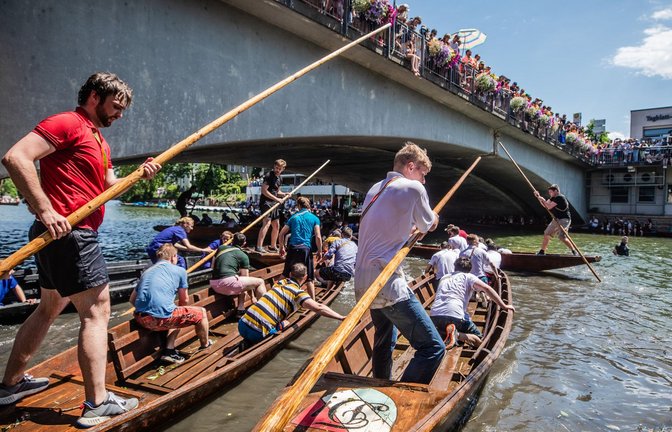 Die schweren Holzkähne in dem Wasser zu lenken, ist alles andere als einfach.<span class='image-autor'>Foto: dpa/Christoph Schmidt</span>