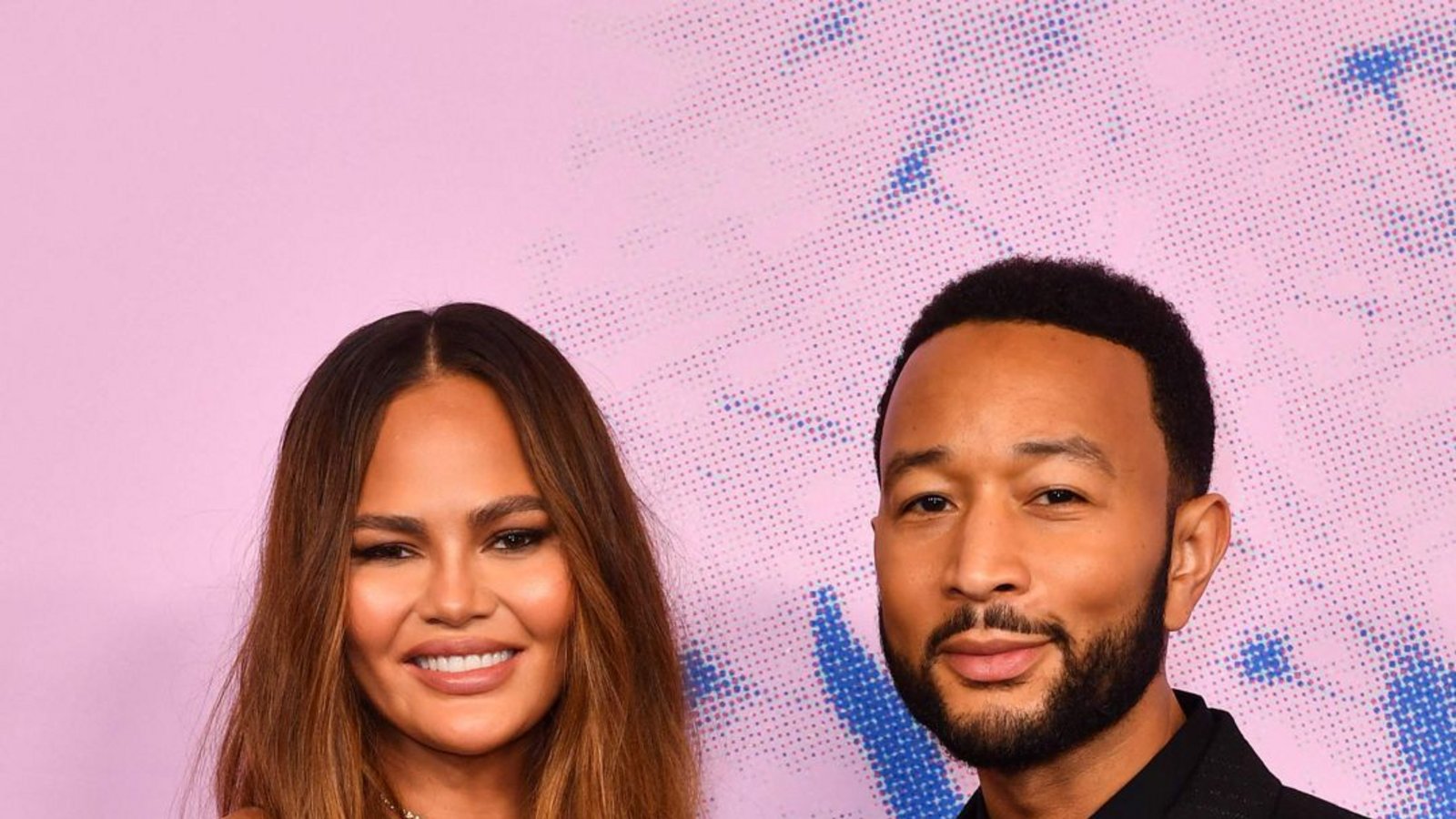 Der Musiker John Legend, ausgezeichnet als „The Rebel“, mit seiner Frau Chrissy Teigen, US-Model und Fernsehberühmtheit.Foto: AFP/VALERIE MACON Der Musiker John Legend, ausgezeichnet als „The Rebel“, mit seiner Frau Chrissy Teigen, US-Model und Fernsehberühmtheit.Foto: AFP/VALERIE MACON