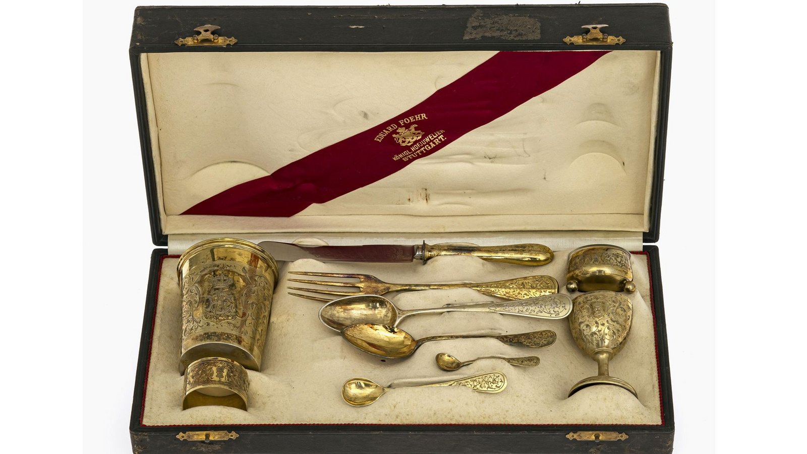 Drei der vielen Versteigerungsstücke: Ein vergoldetes „Mundzeug“ – eine Art Reisebesteck – vom königlichen Hofjuwelier Eduard Foehr aus Stuttgart, ...Foto: © Kunstaktionshaus NEUMEISTER/WALTER BAYER Drei der vielen Versteigerungsstücke: Ein vergoldetes „Mundzeug“ – eine Art Reisebesteck – vom königlichen Hofjuwelier Eduard Foehr aus Stuttgart, ...Foto: © Kunstaktionshaus NEUMEISTER/WALTER BAYER
