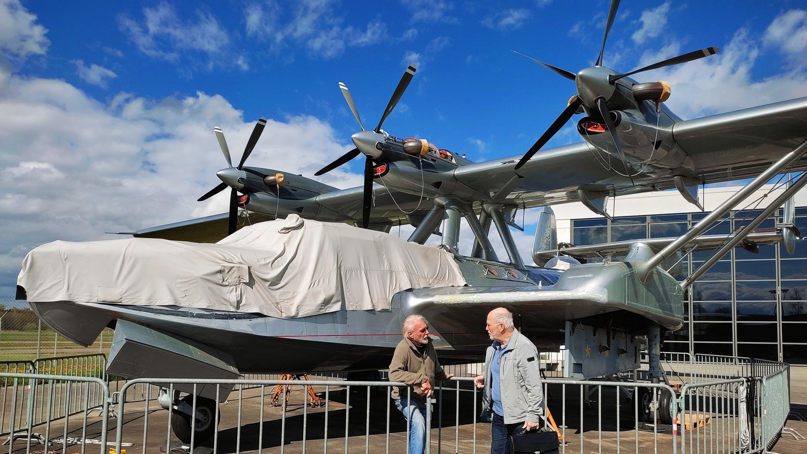 Wolfgang Wagner (links) und Iren Dornier vor der Do 24 ATT. Die Maschine steht im Dornier Museum in Friedrichshafen.Foto: Hildegard Nagler Wolfgang Wagner (links) und Iren Dornier vor der Do 24 ATT. Die Maschine steht im Dornier Museum in Friedrichshafen.Foto: Hildegard Nagler