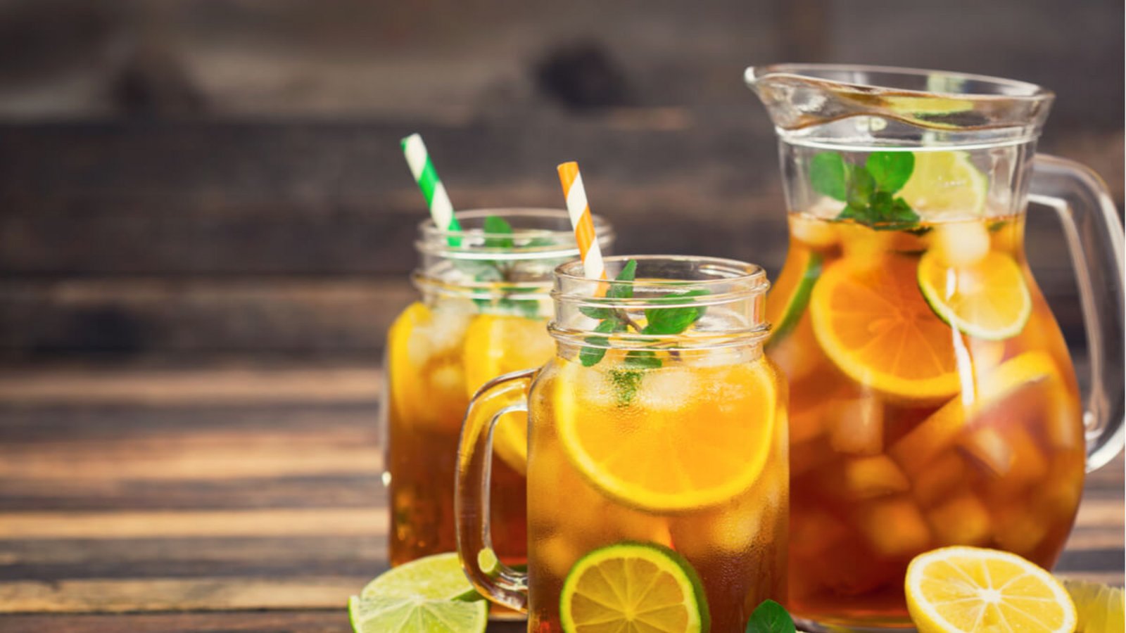 Eistee selber zu machen ist kinderleicht. Pfirsich, Zitrone und viele andere Früchte. Wir zeigen euch die 5 beliebtesten Eistee-Rezepte.Foto: Pilipphoto / Shutterstock.com