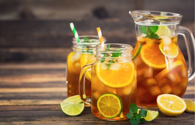 Eistee selber zu machen ist kinderleicht. Pfirsich, Zitrone und viele andere Früchte. Wir zeigen euch die 5 beliebtesten Eistee-Rezepte.<span class='image-autor'>Foto: Pilipphoto / Shutterstock.com</span>