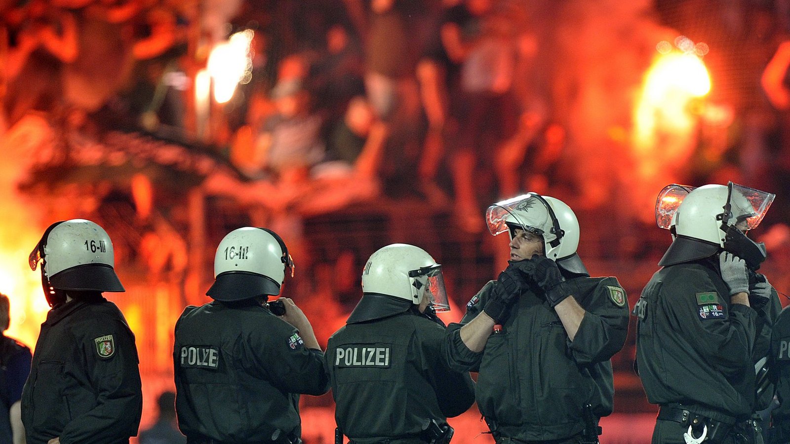 Pyrotechnik und Gewalt sollen aus den Stadien verbannt werden.Foto: dpa Pyrotechnik und Gewalt sollen aus den Stadien verbannt werden.Foto: dpa