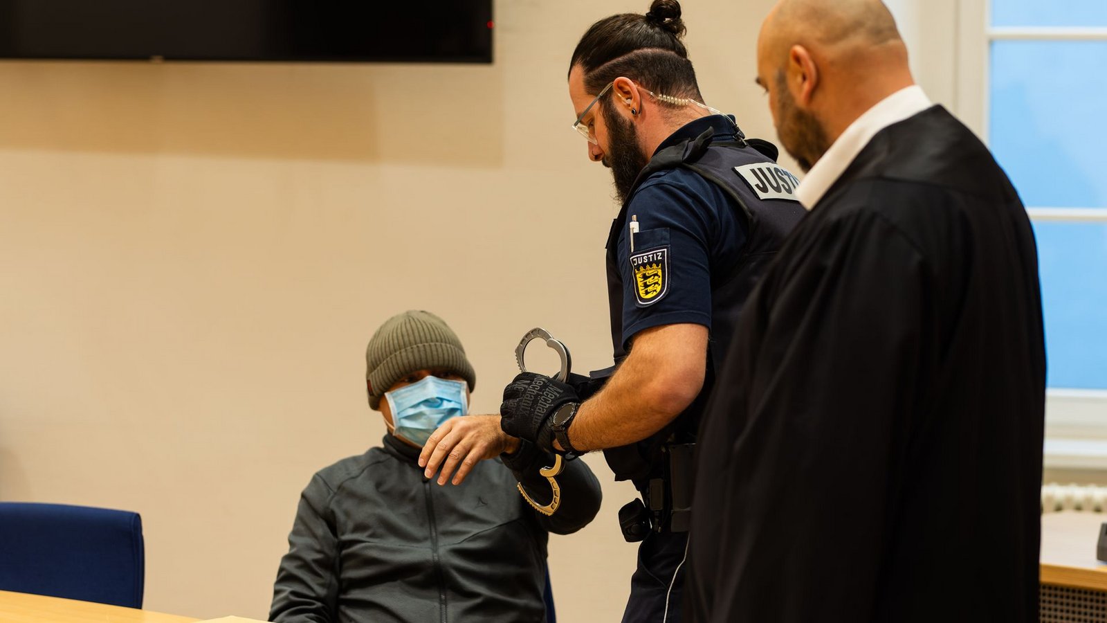 Der Angeklagte soll einen tunesischen Geflüchteten getötet haben. Nun wird der Fall neu aufgerollt.Foto: Philipp von Ditfurth/dpa/Philipp von Ditfurth Der Angeklagte soll einen tunesischen Geflüchteten getötet haben. Nun wird der Fall neu aufgerollt.Foto: Philipp von Ditfurth/dpa/Philipp von Ditfurth
