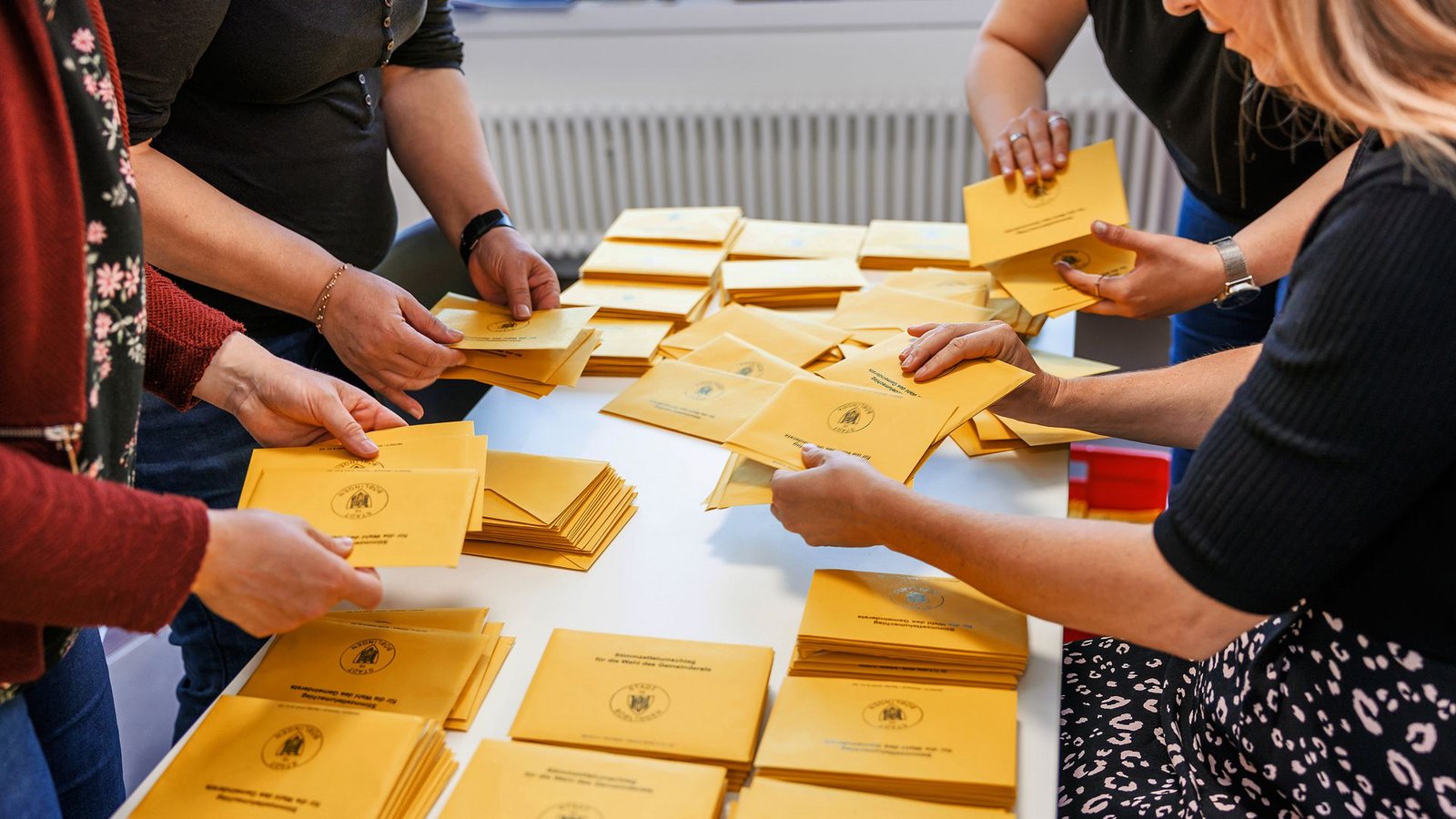 Wahlhelfer in Böblingen: Auch das Auszählen hat durch die vielen Listen länger gedauert.Foto: Stefanie Schlecht/Stefanie Schlecht Wahlhelfer in Böblingen: Auch das Auszählen hat durch die vielen Listen länger gedauert.Foto: Stefanie Schlecht/Stefanie Schlecht