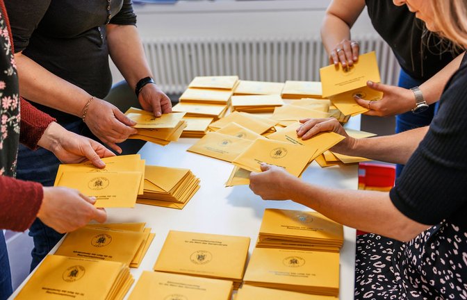 Wahlhelfer in Böblingen: Auch das Auszählen hat durch die vielen Listen länger gedauert.<span class='image-autor'>Foto: Stefanie Schlecht/Stefanie Schlecht</span>