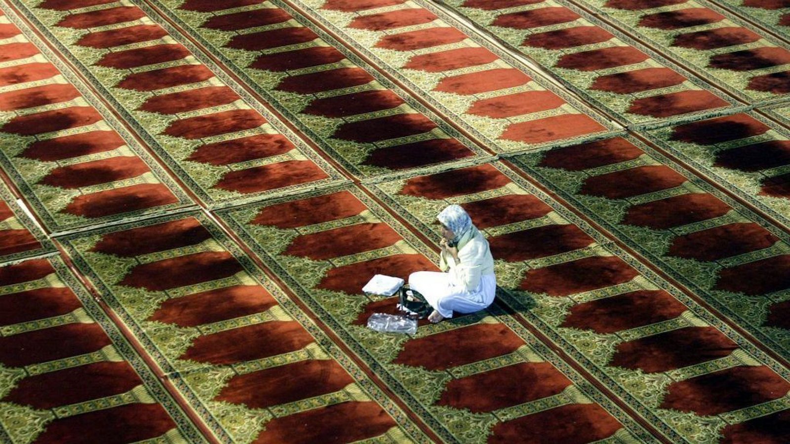 Die Einzigkeit Gottes und die Hingabe an seinen Willen sind zentraler Inhalt des Islam, der auf fünf Säulen ruht: Glaubensbekenntnis (Shahada), fünfmaliges täglich zu vollziehendes Gebet (Salat), Abgabe an die Armen (Zakat), Pilgerfahrt nach Mekka (Haddsch) und das religiöse Fasten im heiligen Monat Ramadan (Saum).Foto: dpa Die Einzigkeit Gottes und die Hingabe an seinen Willen sind zentraler Inhalt des Islam, der auf fünf Säulen ruht: Glaubensbekenntnis (Shahada), fünfmaliges täglich zu vollziehendes Gebet (Salat), Abgabe an die Armen (Zakat), Pilgerfahrt nach Mekka (Haddsch) und das religiöse Fasten im heiligen Monat Ramadan (Saum).Foto: dpa