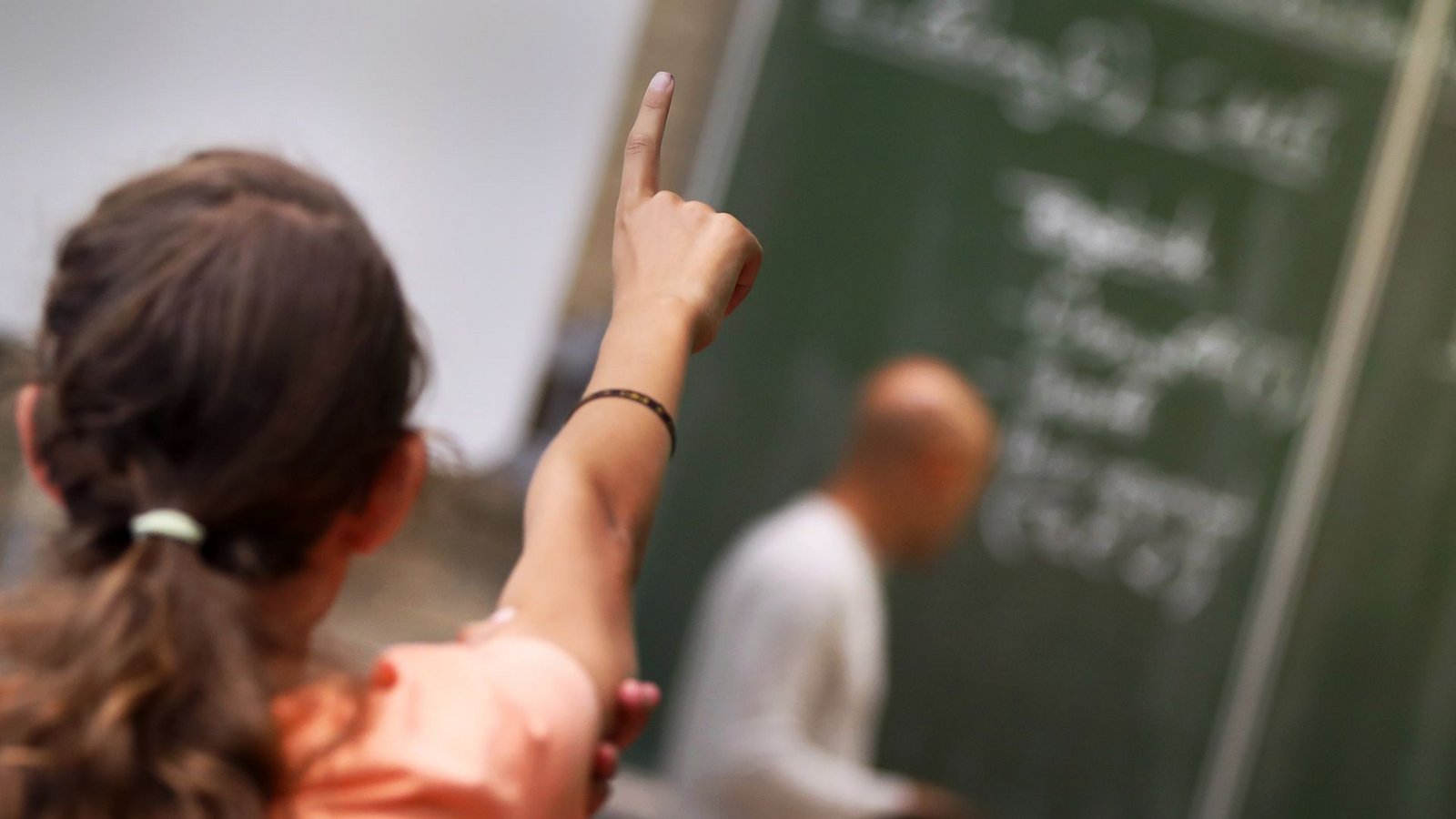 Im Klassenzimmer merkt man schon, ob ein Lehrer da ist oder nicht. Für den Kultusetat gilt das nur bedingt.Foto: Daniel Karmann/dpa Im Klassenzimmer merkt man schon, ob ein Lehrer da ist oder nicht. Für den Kultusetat gilt das nur bedingt.Foto: Daniel Karmann/dpa