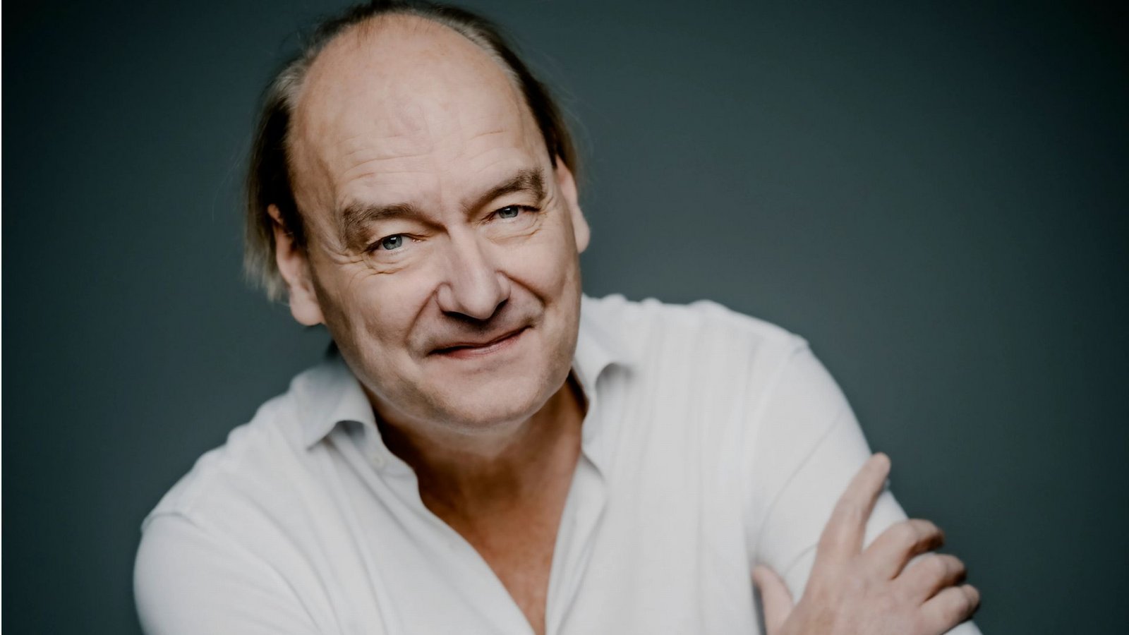 Jan Willem de Vriend dirigiert mit Delikatesse und  viel Witz.Foto: Marco Borggreve