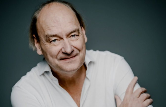 Jan Willem de Vriend dirigiert mit Delikatesse und  viel Witz.<span class='image-autor'>Foto: Marco Borggreve</span>