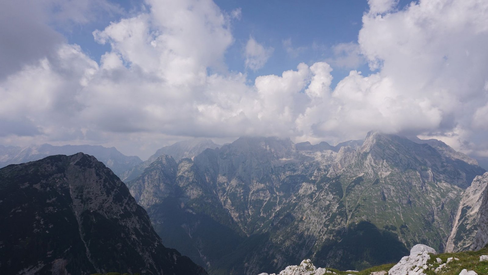 Vom 2864 Meter hohen Triglav, Sloweniens höchstem Gipfel, hat man einen fantastischen Panoramablick auf die Bergwelt der Julischen Alpen (Archivbild).Foto: Imago/Depositphotos Vom 2864 Meter hohen Triglav, Sloweniens höchstem Gipfel, hat man einen fantastischen Panoramablick auf die Bergwelt der Julischen Alpen (Archivbild).Foto: Imago/Depositphotos