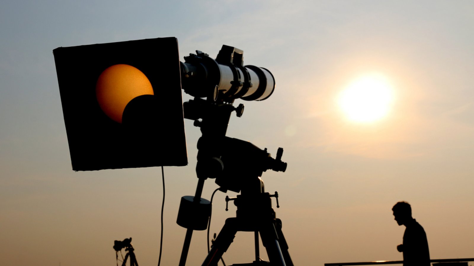 Schauen Sie nicht direkt in die Sonne.Foto: supot phanna / shutterstock.com Schauen Sie nicht direkt in die Sonne.Foto: supot phanna / shutterstock.com